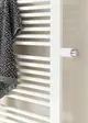 Vertikaler Kermi-Heizkörper mit Längsrippen, weiß, montiert an einer hellen Wand, mit einem Handtuch daran, und einem seitlichen Anschluss.